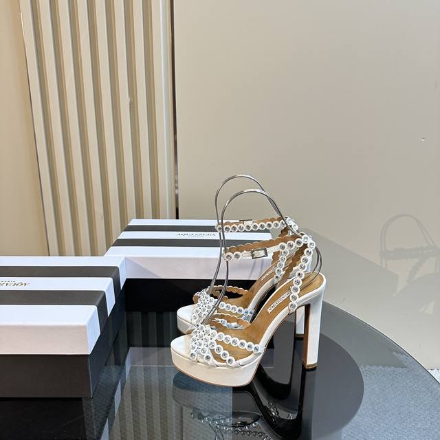 Aquazzura 2024经典款的高跟防水台水钻凉鞋，真的美到我心坎里啦！璀璨的水钻在阳光下闪烁，如同繁星点点。防水台的设计贴心又舒适，高跟鞋则赋予了自信的力